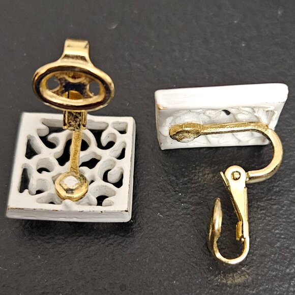 Vintage Trifari White Enamel Chain & Pendant Necklace and Earrings - Picture 12 of 14